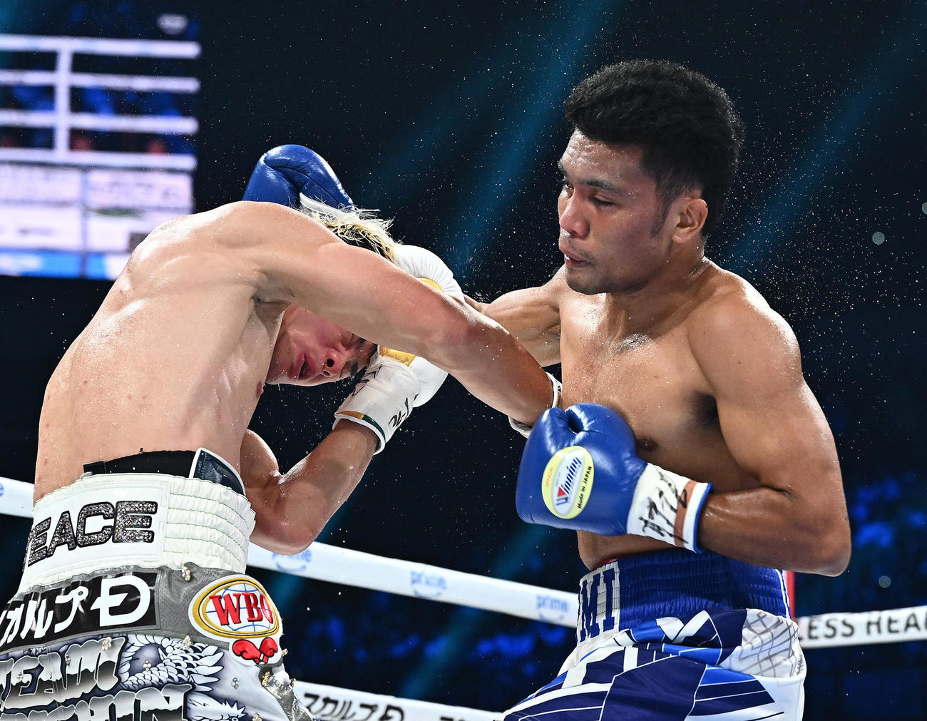 4回、那須川（左）はアシロの攻めに苦しむ（撮影・滝沢徹郎）