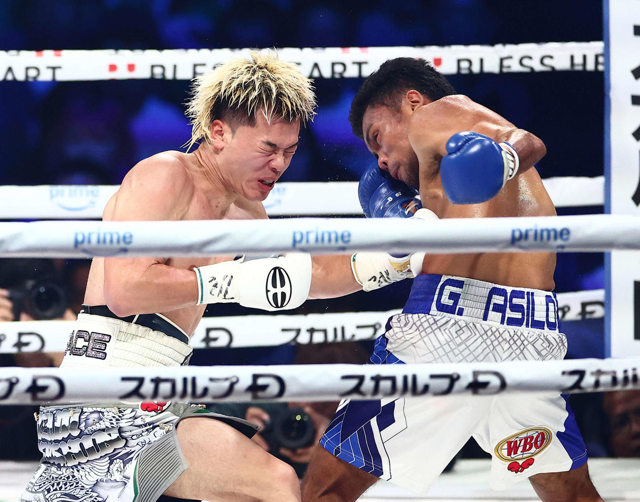 3回、アシロ（右）を攻める那須川（撮影・河田真司）