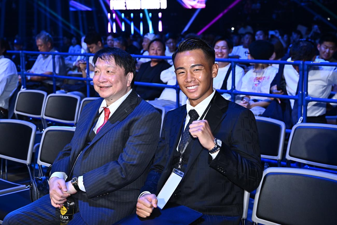 観戦する大橋会長（左）と武居（撮影・滝沢徹郎）