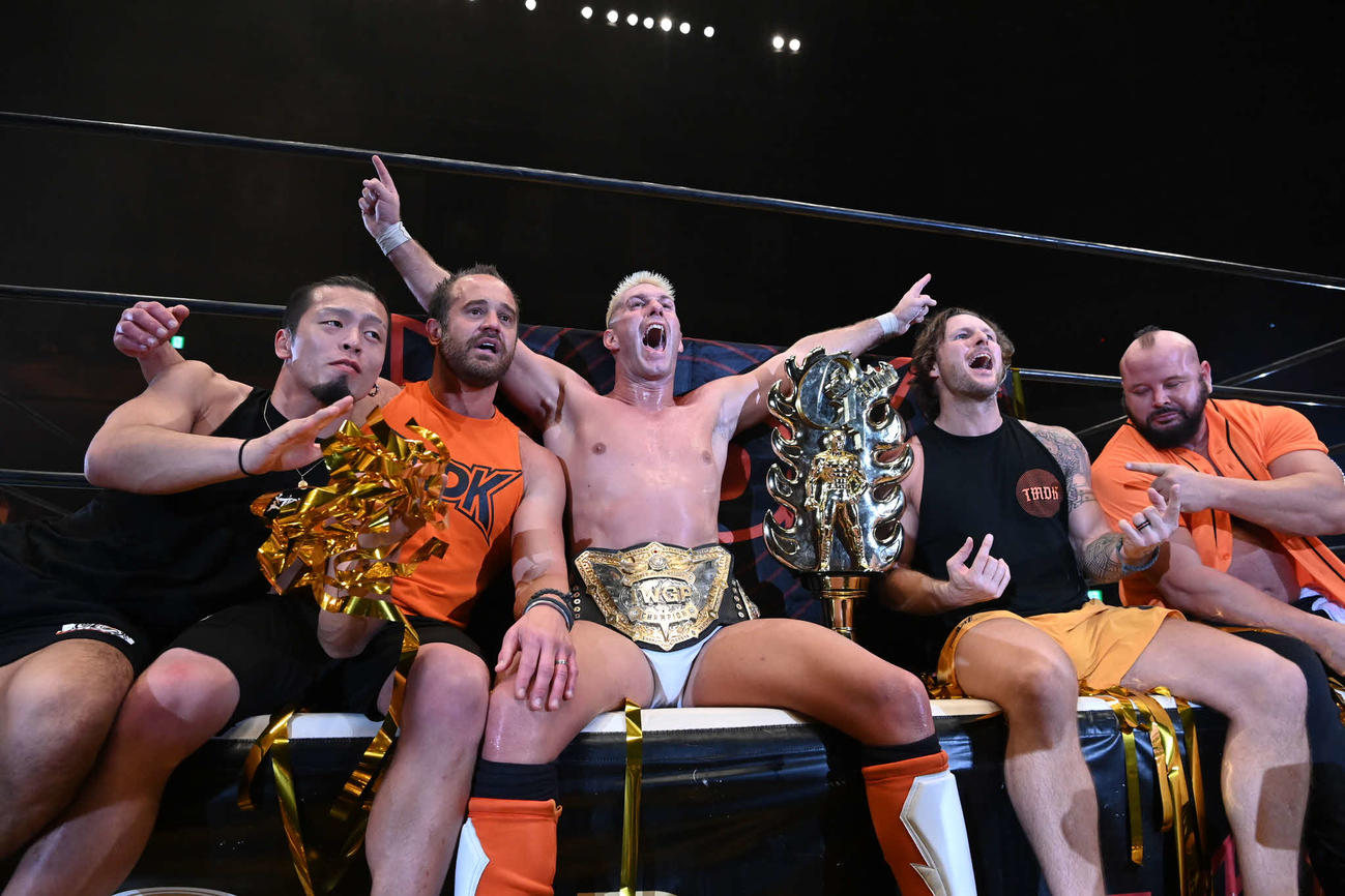 IWGP世界ヘビーのベルトを巻き歓喜のザックらTMDKのメンバー。（左から）藤田晃生、マイキー・ニコルス、ザック・セイバーJr．、シェイン・ヘイスト、ハートリー・ジャクソン　（C）新日本プロレス