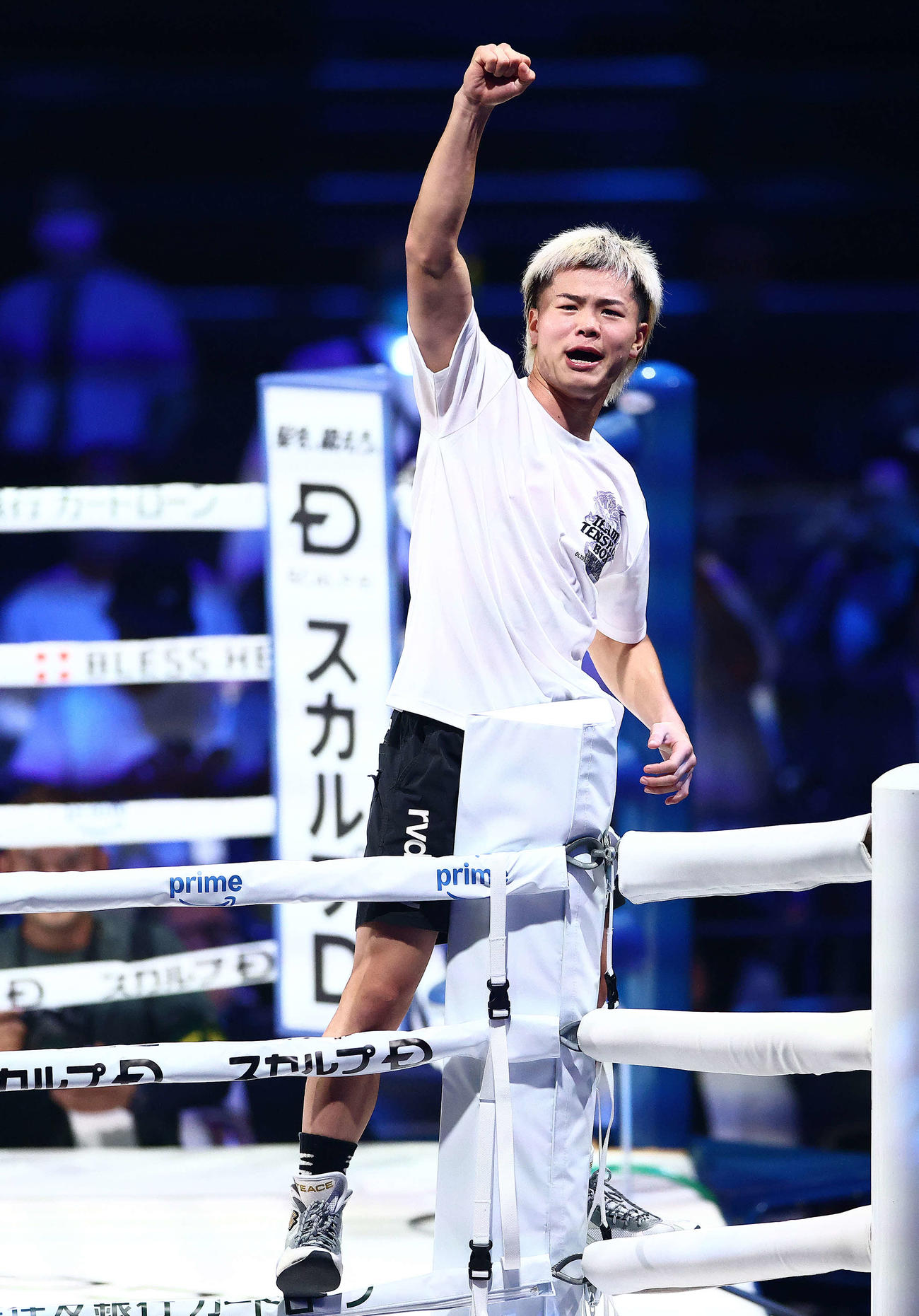 試合前、ロープに上がりガッツポーズする那須川（撮影・河田真司）