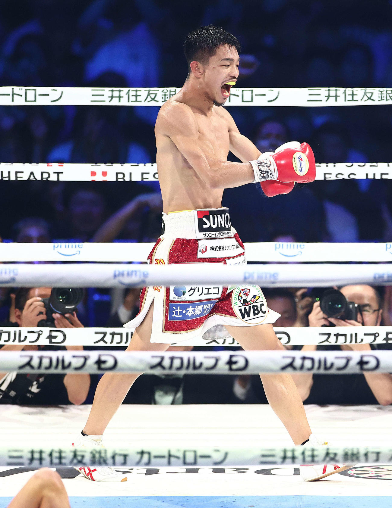 6回、ベッチ（手前）にTKO勝利する中谷（撮影・河田真司）