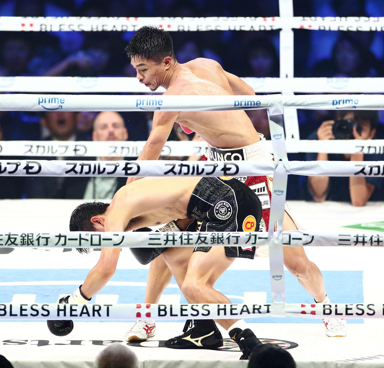 6回、ベッチ（手前）にTKO勝利する中谷（撮影・河田真司）