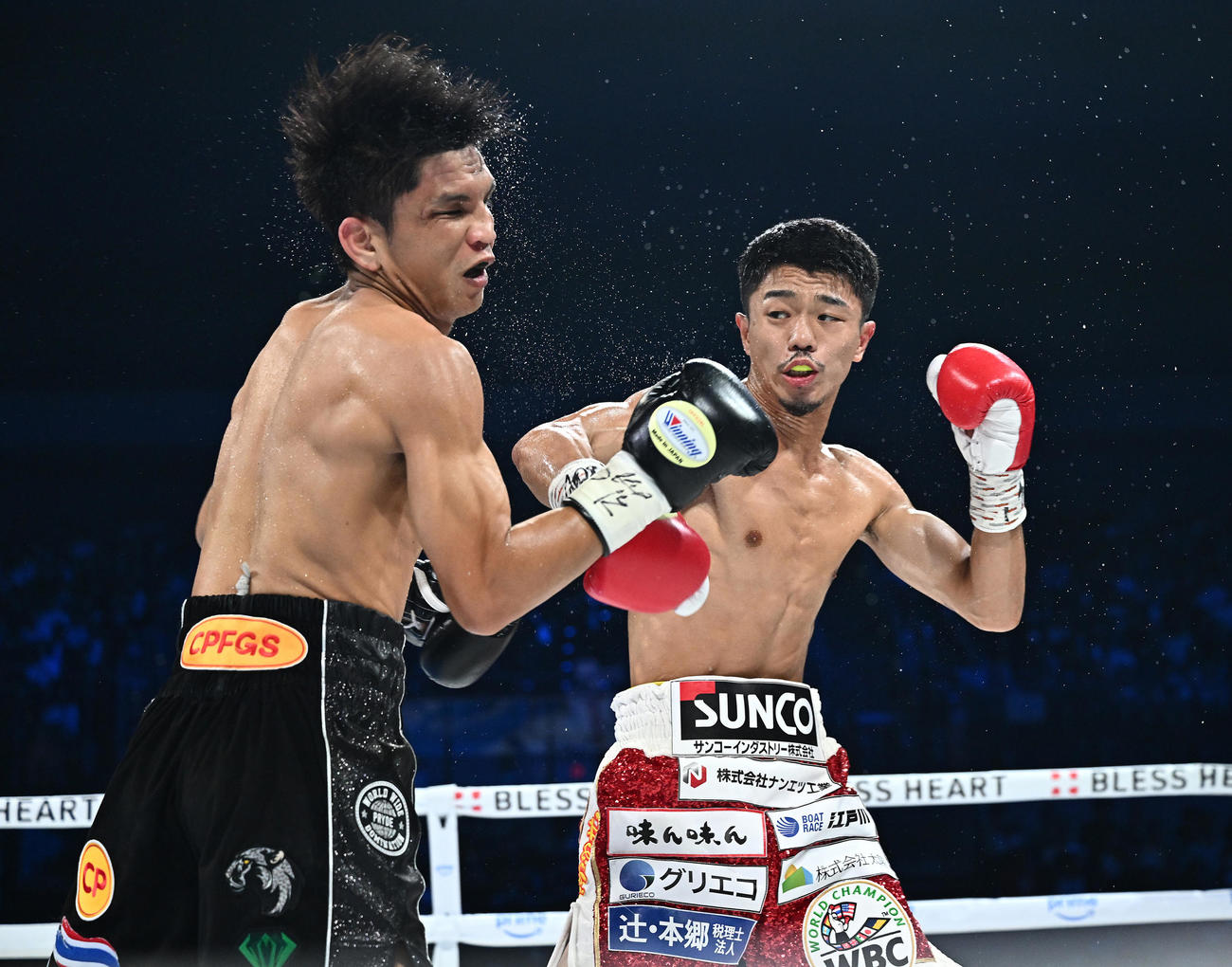 3回、中谷（右）はペッチの顔面を捉える（撮影・滝沢徹郎）