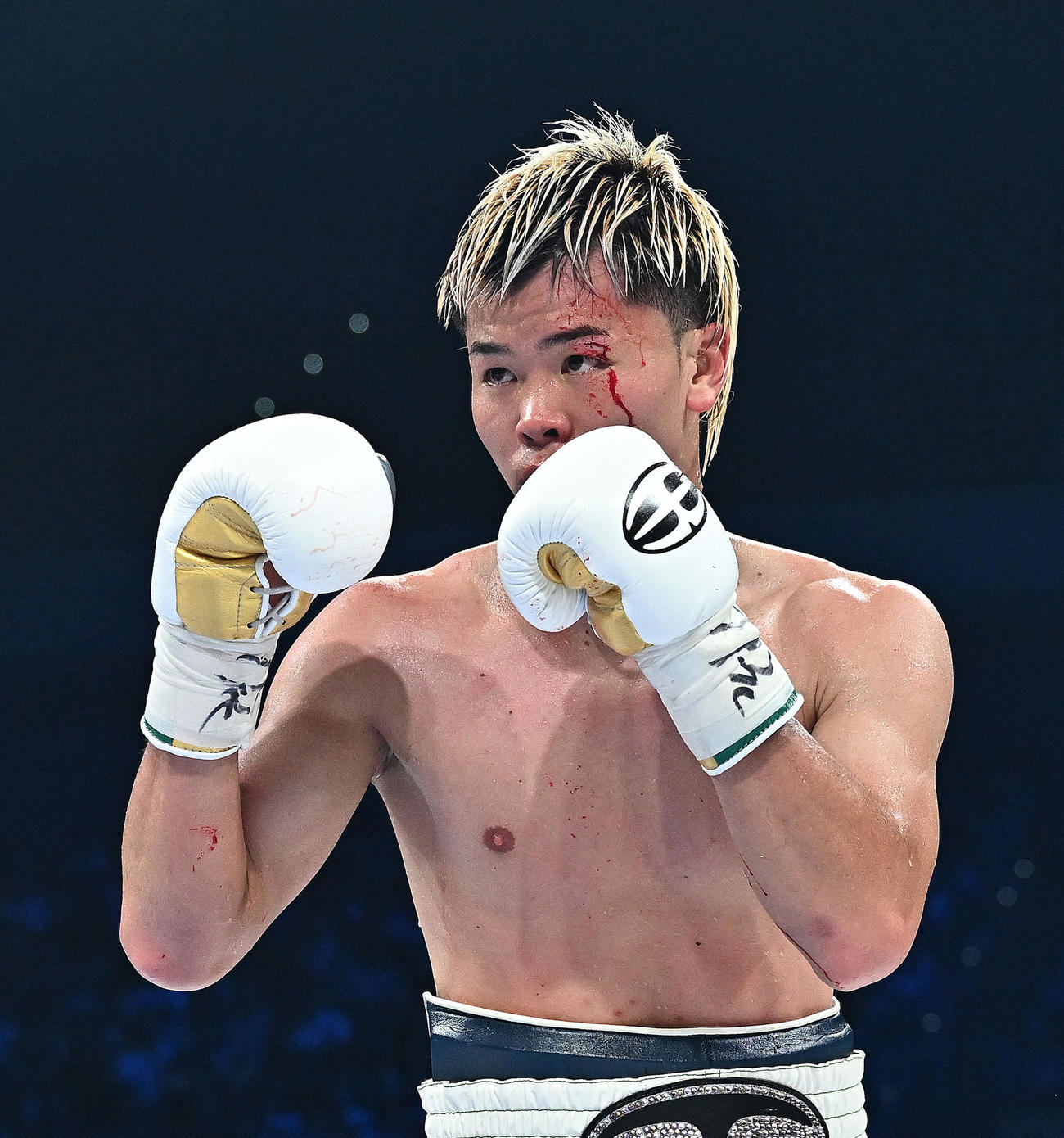 10回、アシロのバッティングで流血した那須川（撮影・滝沢徹郎）