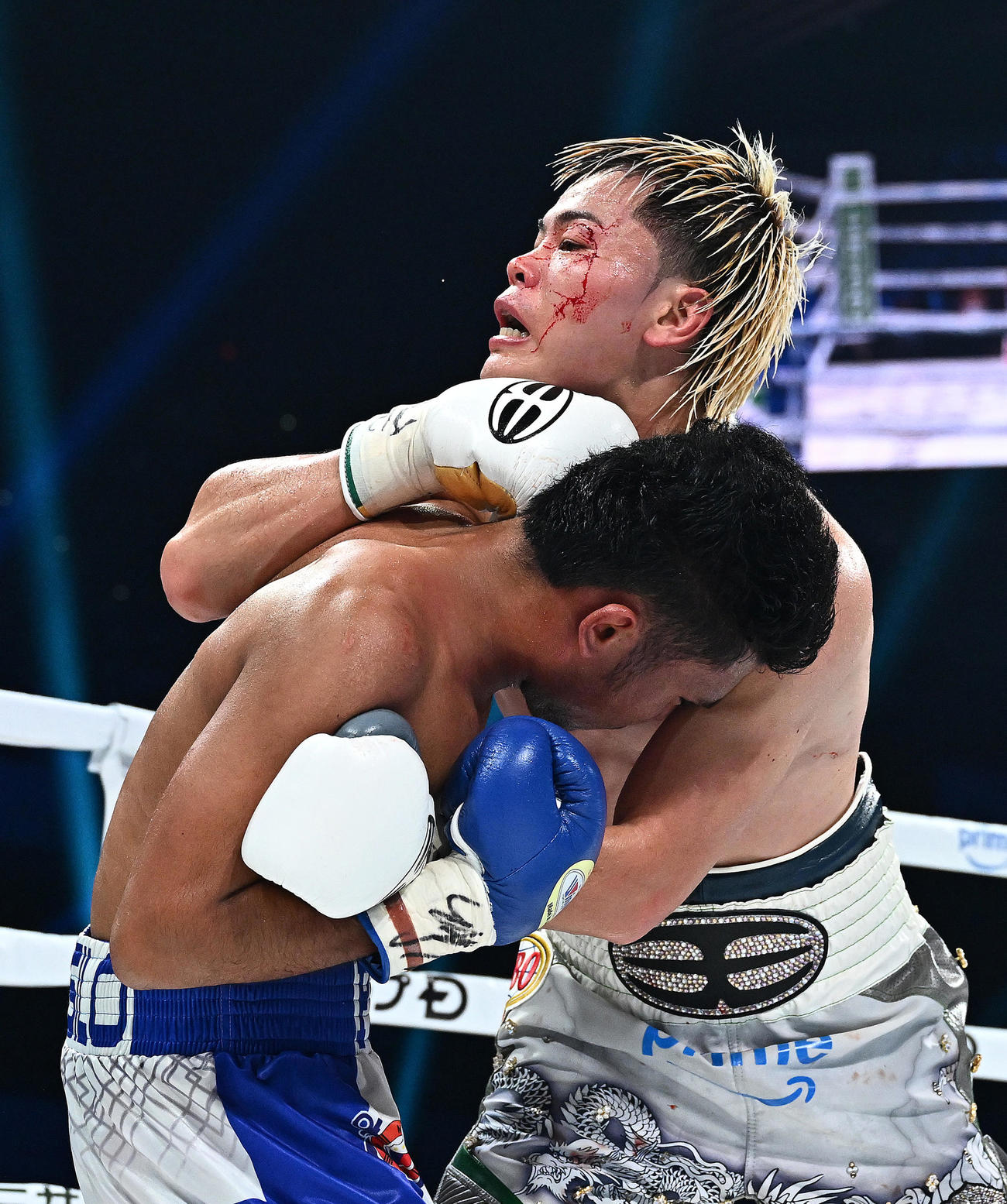 10回、那須川（右）はバッティングで負傷し、流血しながらアシロを攻める（撮影・滝沢徹郎）