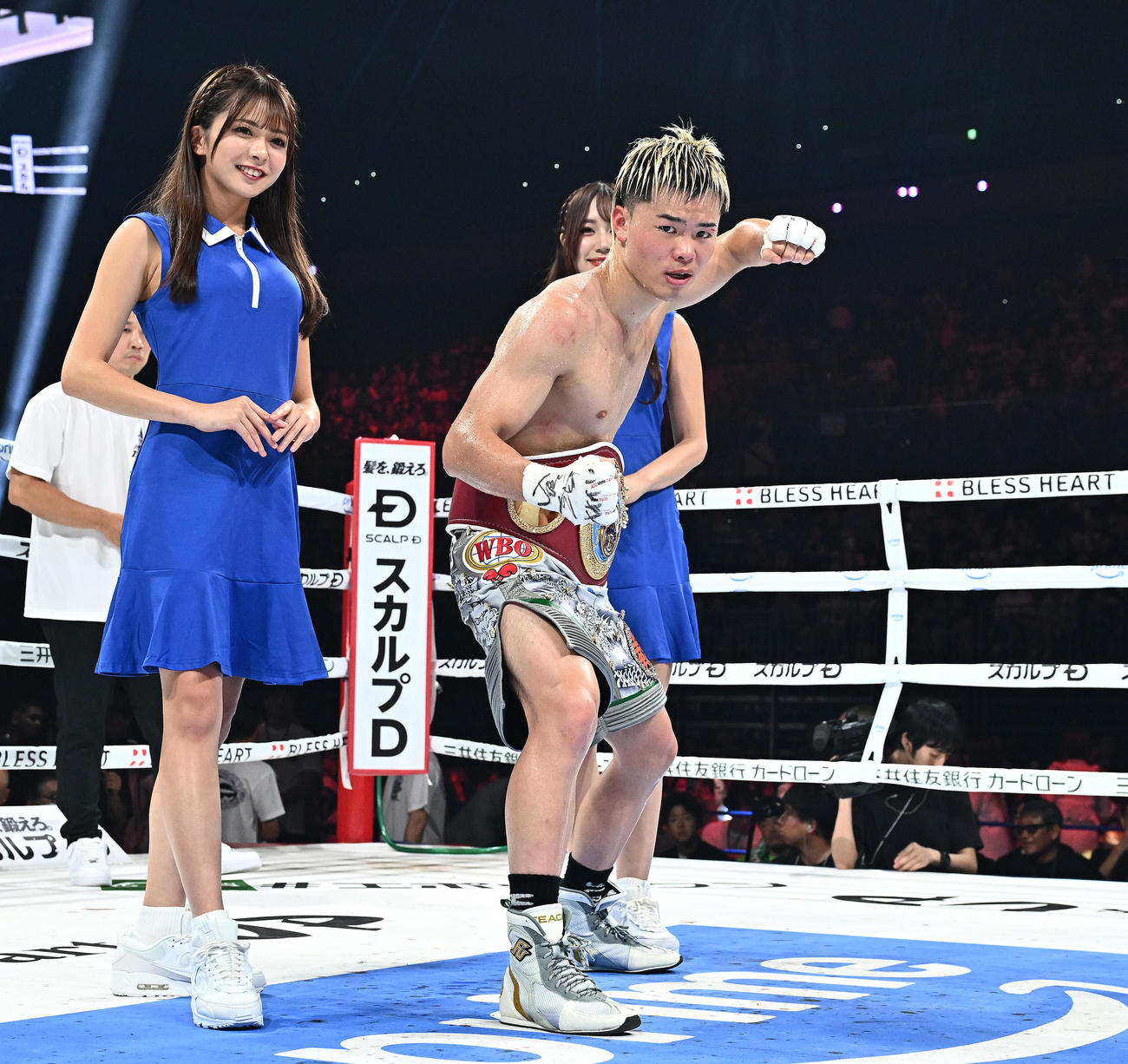 ベルトを腰に巻きポーズを決める那須川（撮影・滝沢徹郎）