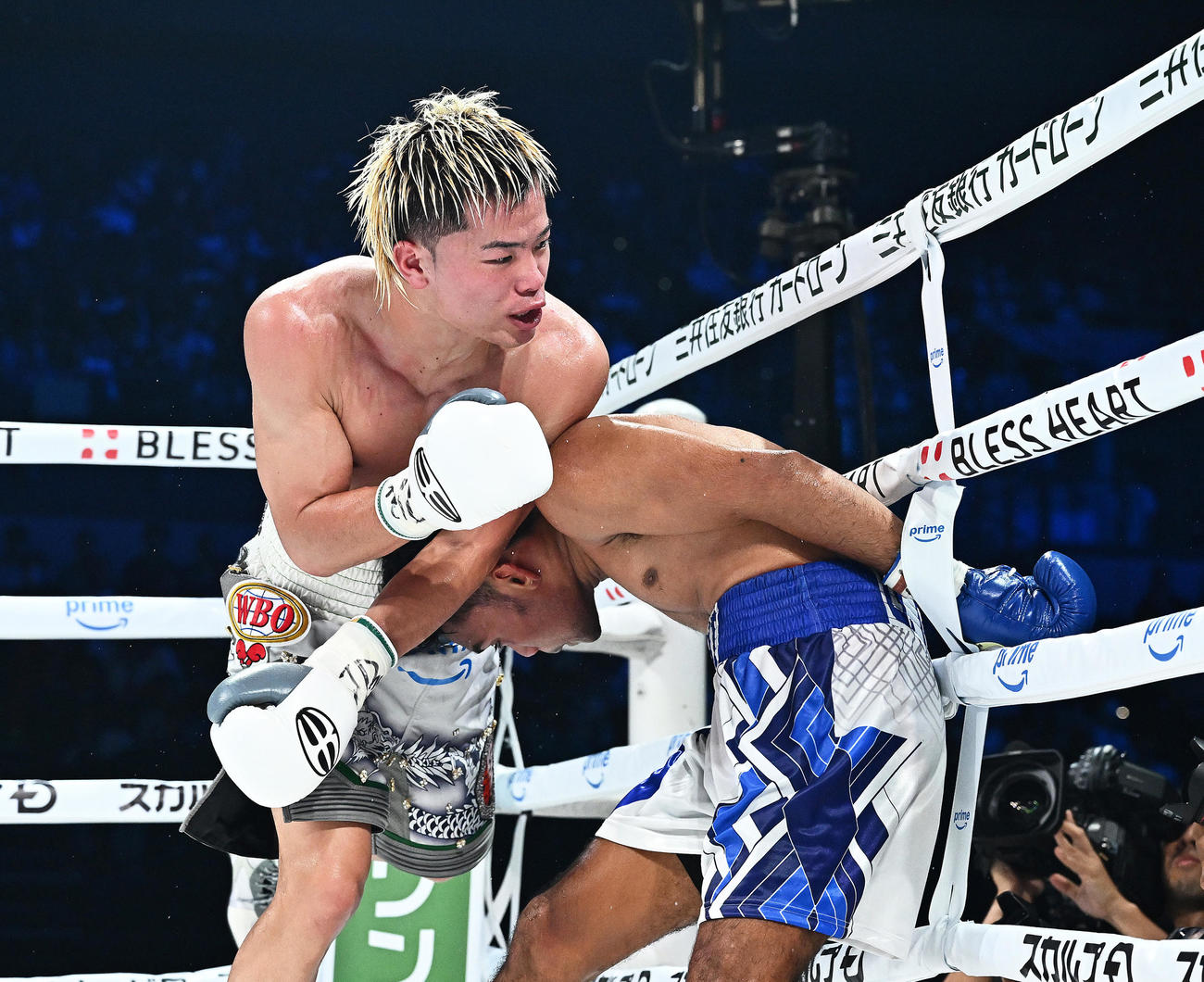 9回、那須川（左）はアシロをロープ際で攻める（撮影・滝沢徹郎）