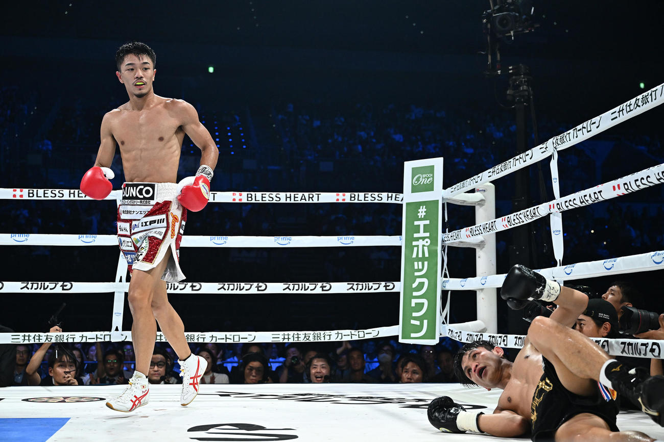 6回、ペッチ（右）からダウンを奪った中谷（撮影・滝沢徹郎）