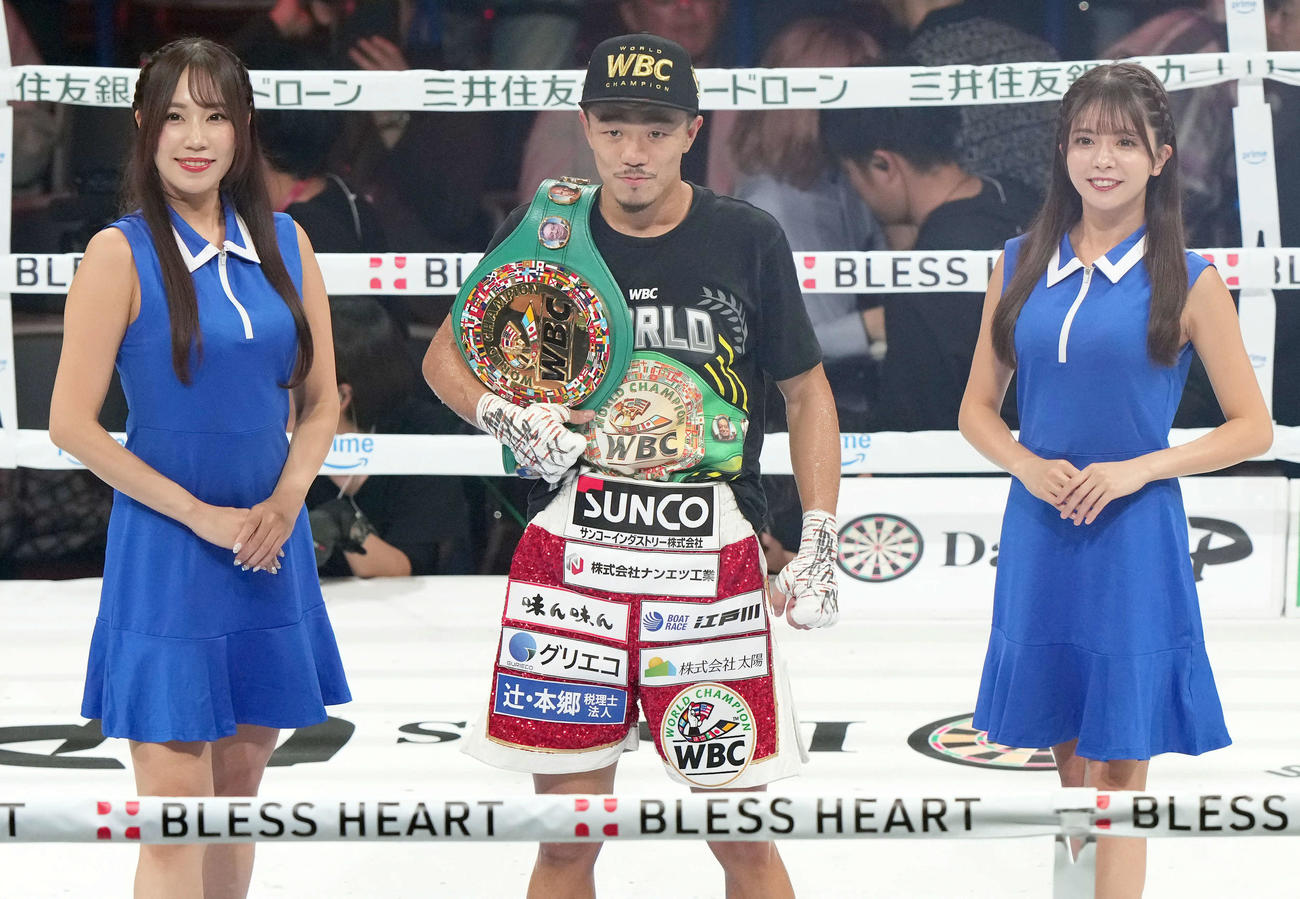 防衛を飾りラウンドガールの霧島聖子（左）と立華理莉と記念撮影に納まる中谷（撮影・たえ見朱実）