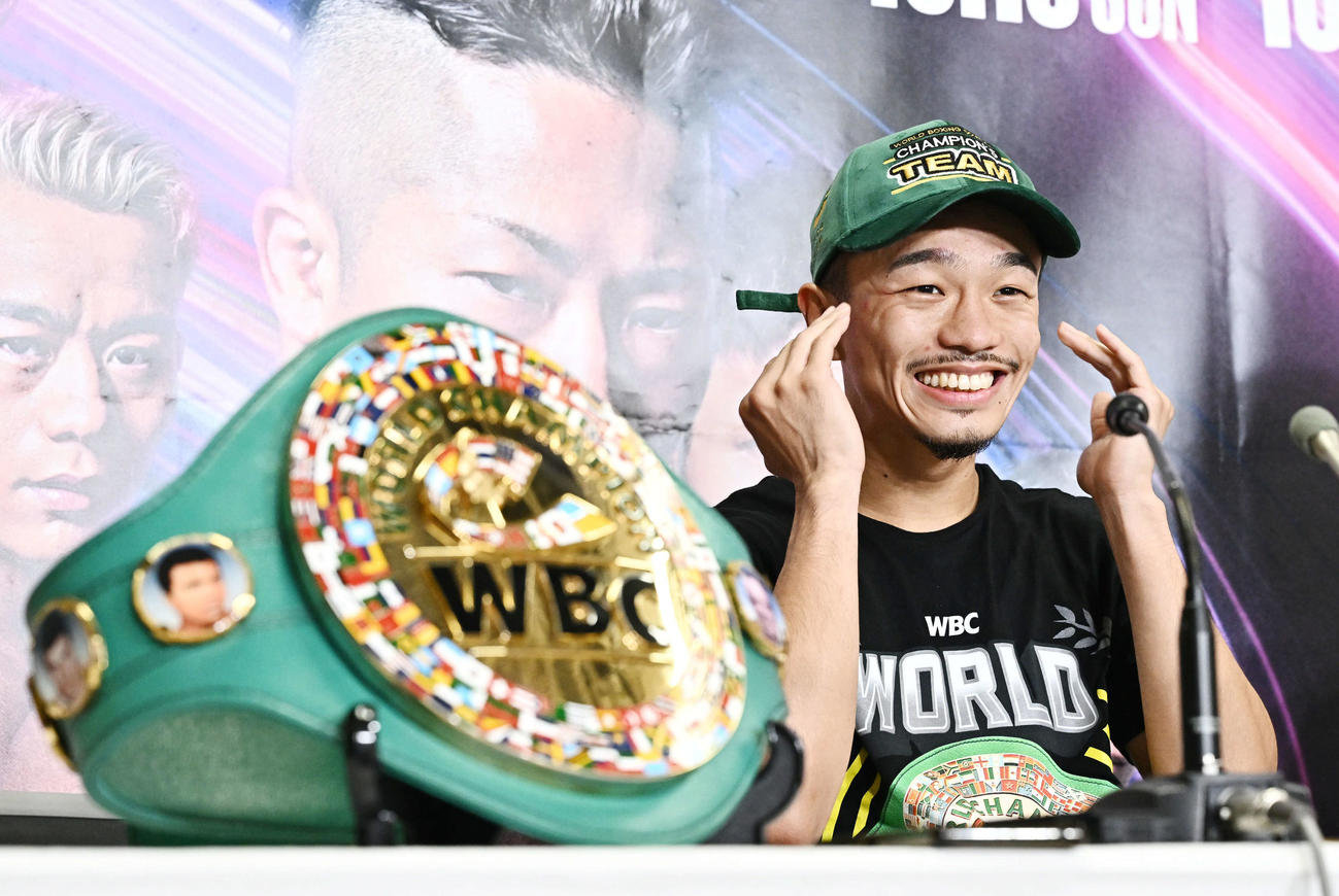WBC世界バンタム級のベルトを前に、試合後の会見に臨む中谷（撮影・滝沢徹郎）
