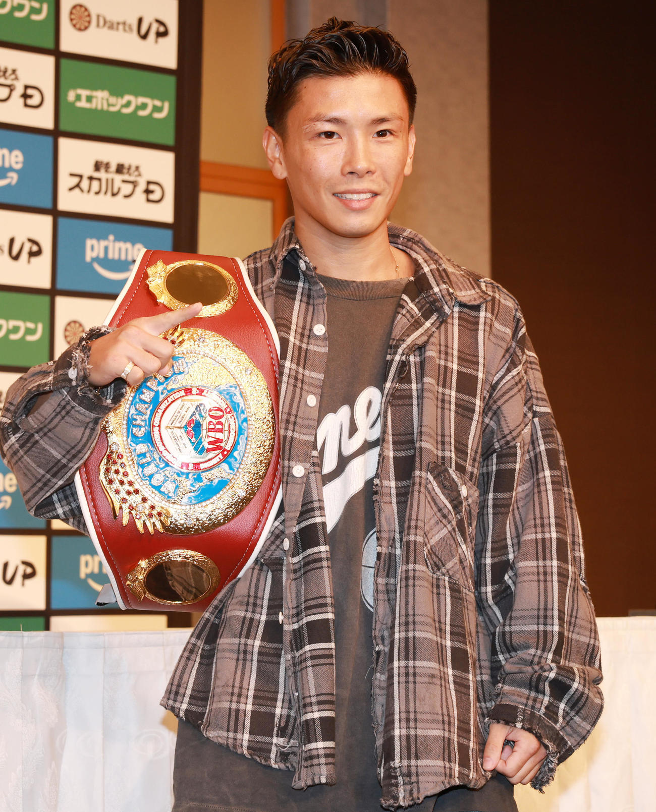 会見を行ったWBO世界ライトフライ級王者の岩田（撮影・野上伸悟）