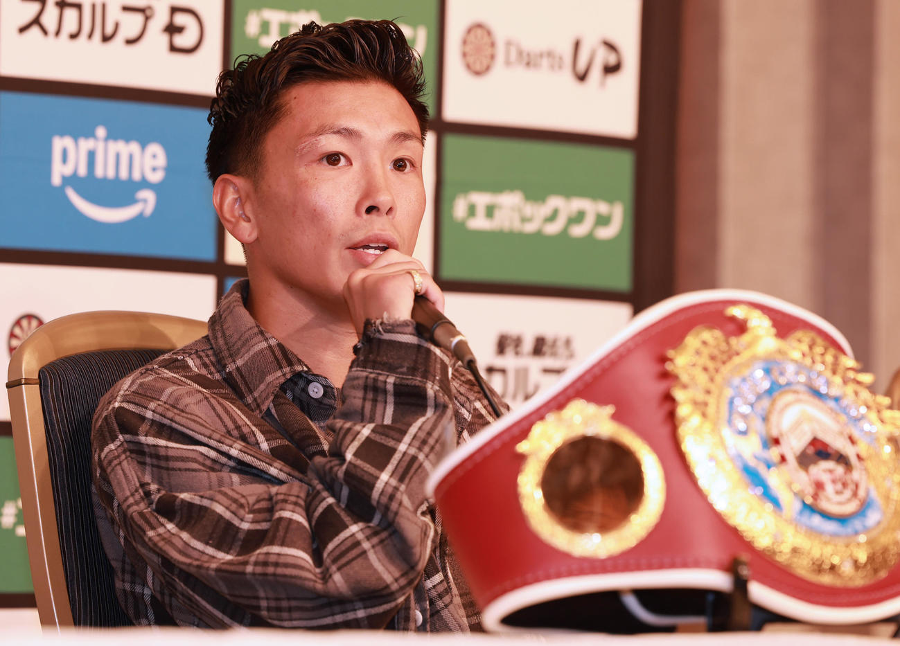 会見を行ったWBO世界ライトフライ級王者の岩田（撮影・野上伸悟）
