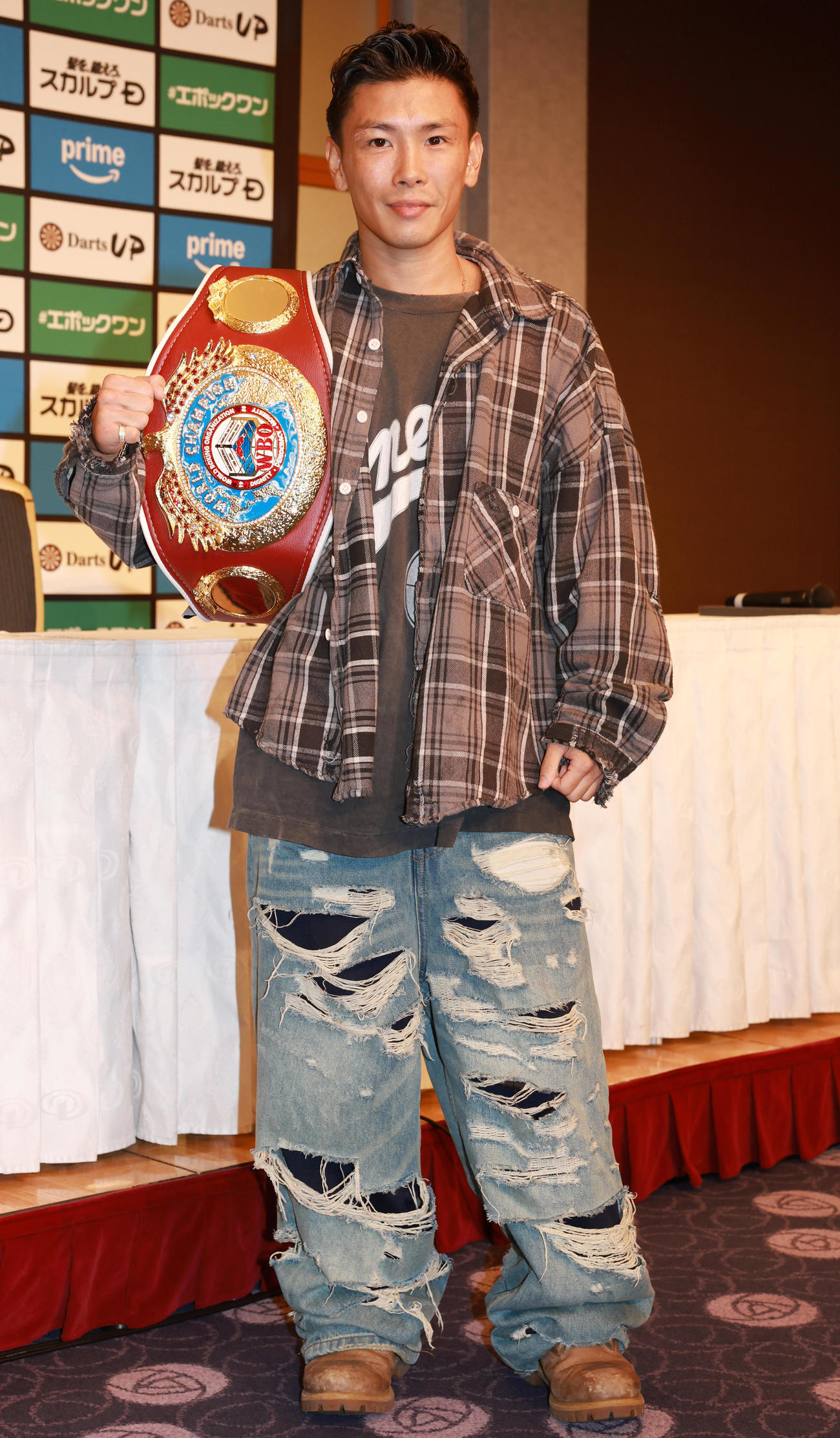 会見を行ったWBO世界ライトフライ級王者の岩田（撮影・野上伸悟）