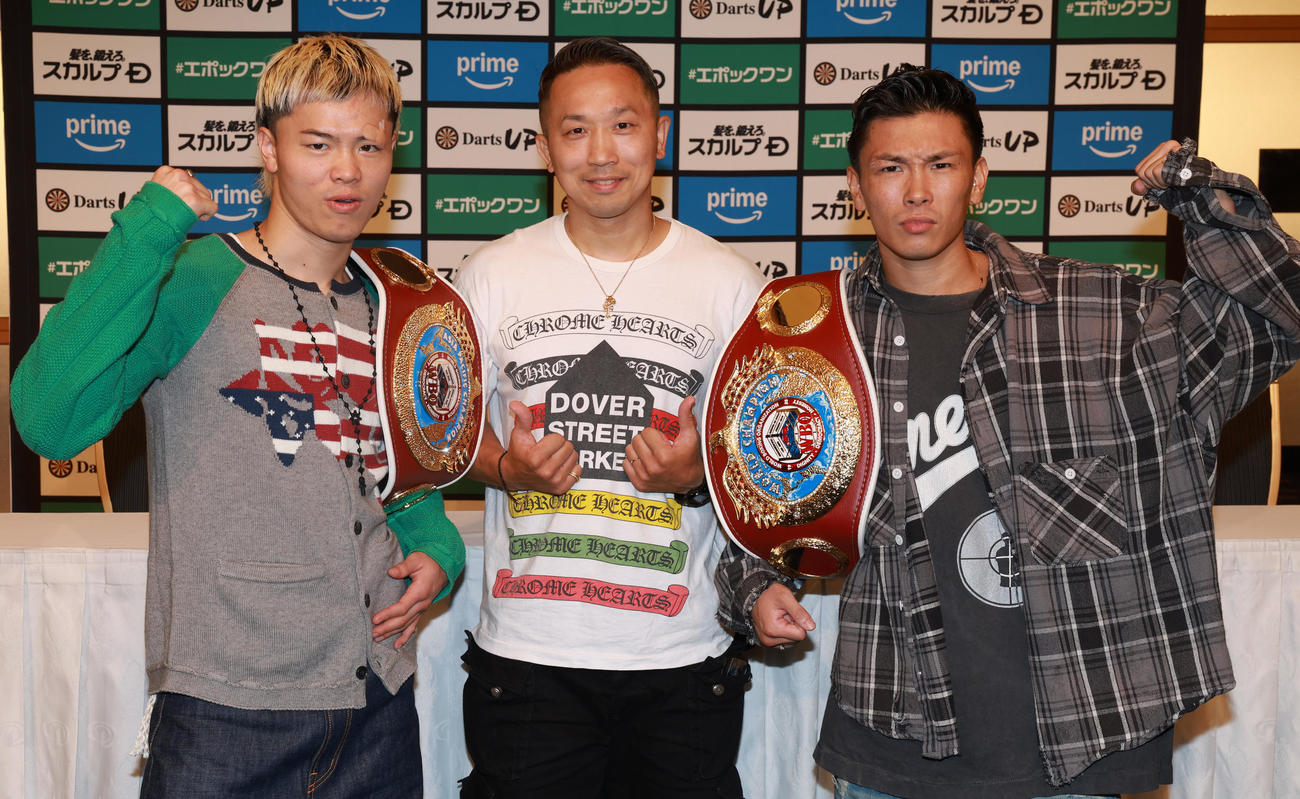 会見を行った、左からWBOアジア・パシフィック・バンタム級王者の那須川、粟生トレーナー、WBO世界ライトフライ級王者の岩田（撮影・野上伸悟）