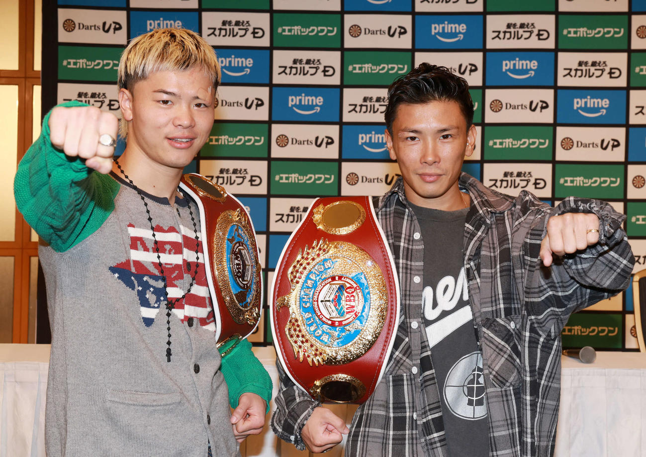 会見を行ったWBOアジア・パシフィック・バンタム級王者の那須川（左）とWBO世界ライトフライ級王者の岩田（撮影・野上伸悟）