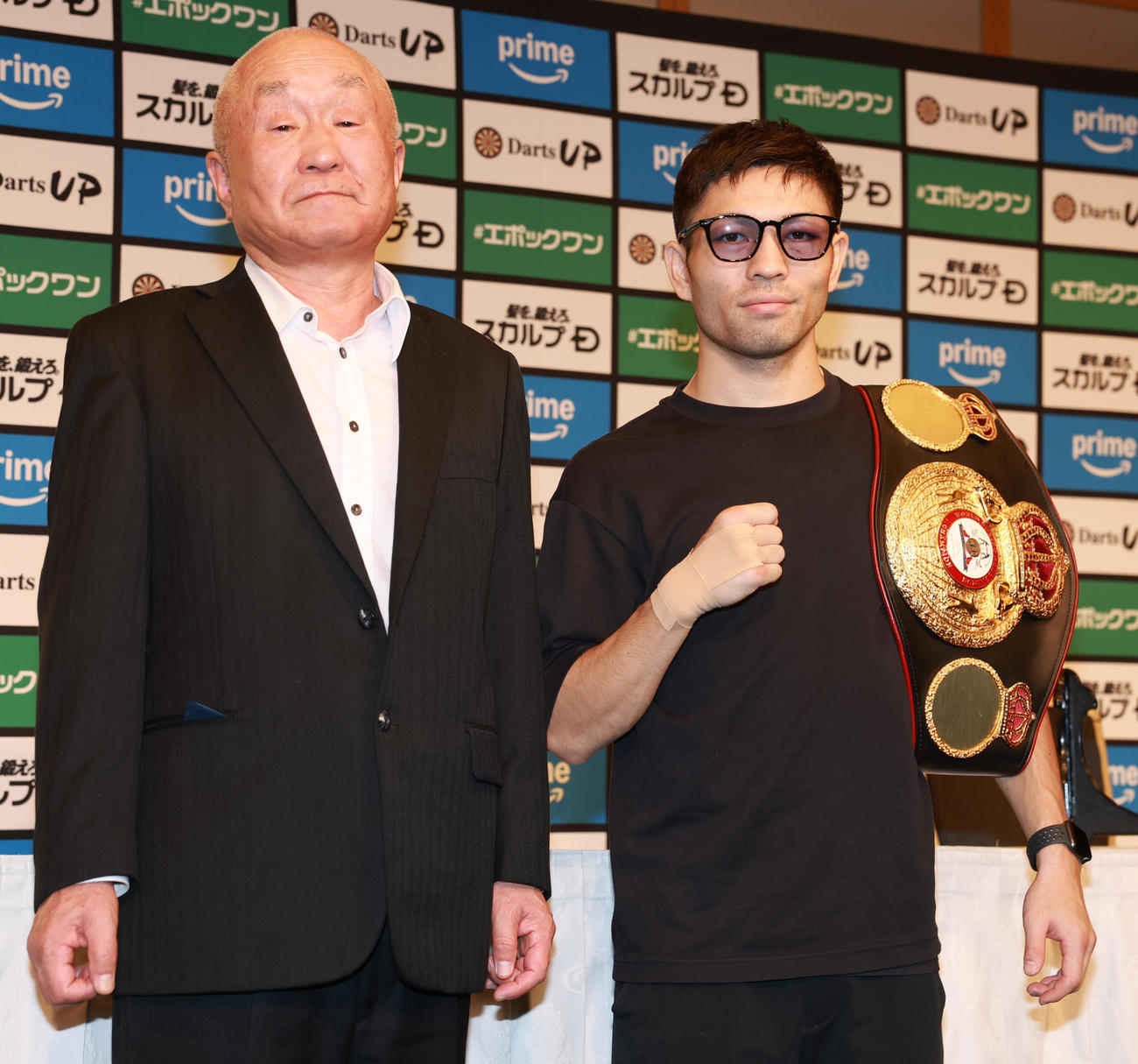 会見を行った倉敷守安ジムの守安会長WBA世界フライ級王者のユーリ阿久井（撮影・野上伸悟）