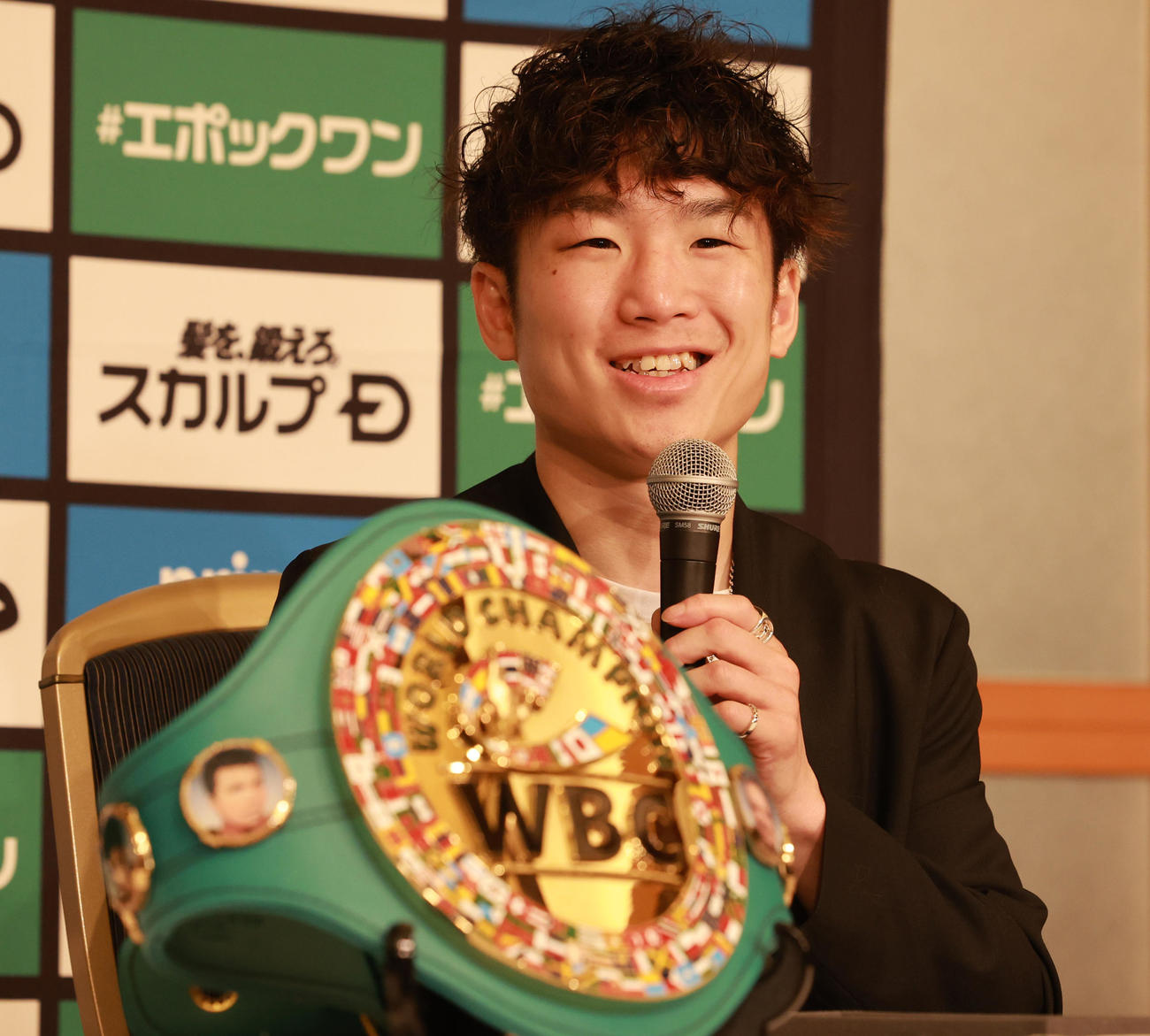 会見を行ったWBC世界フライ級王者の寺地（撮影・野上伸悟）