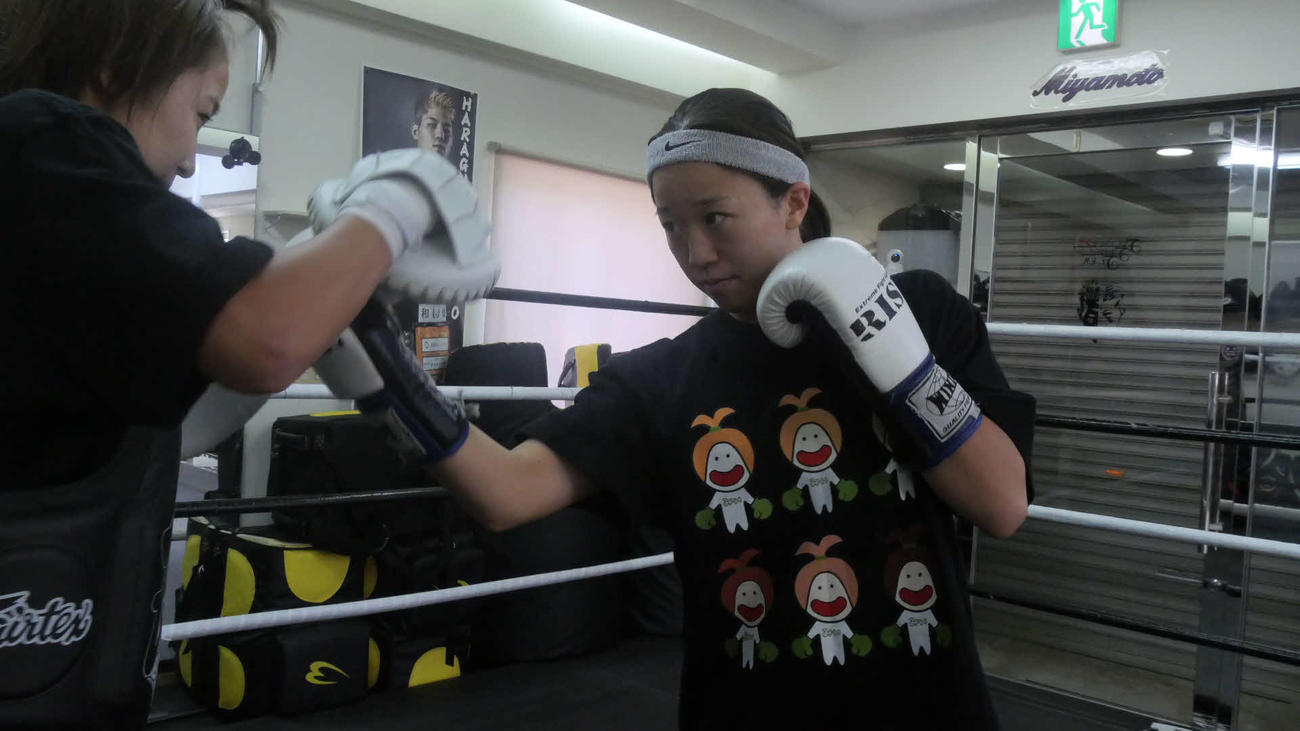アッパーを打ち込む小林愛理奈　（C）RISE