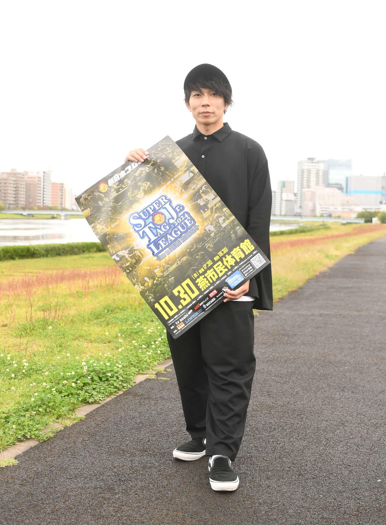 ファッショナブルな装いで燕市大会をＰＲするＹＯＨ