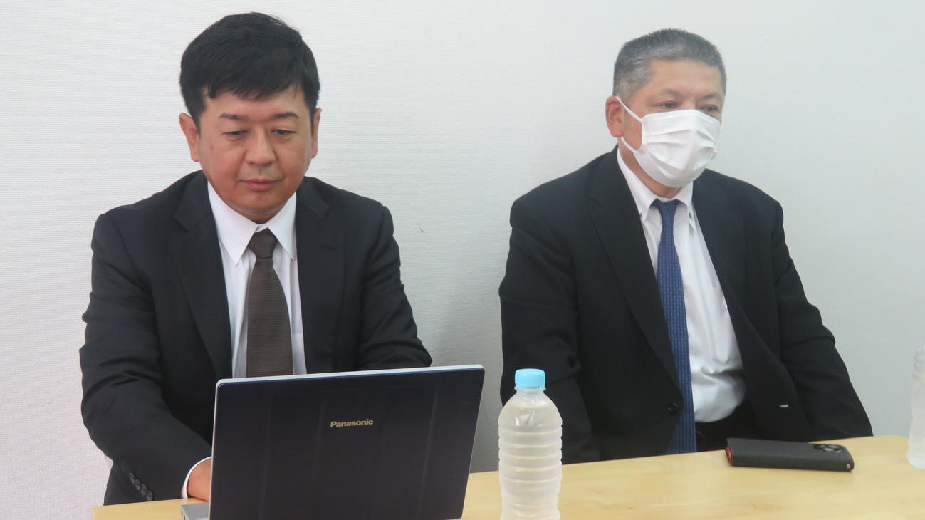ミドル級賞金トーナメント、プライズファイターの総合イベントプロデューサー深町信治氏（左）と六島ジム枝川孝会長が会見