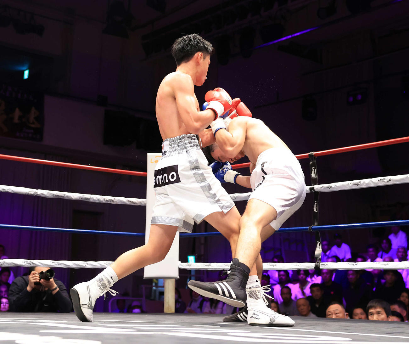 2回、スランパイ（右）からダウンを奪う坂井（撮影・浅見桂子）