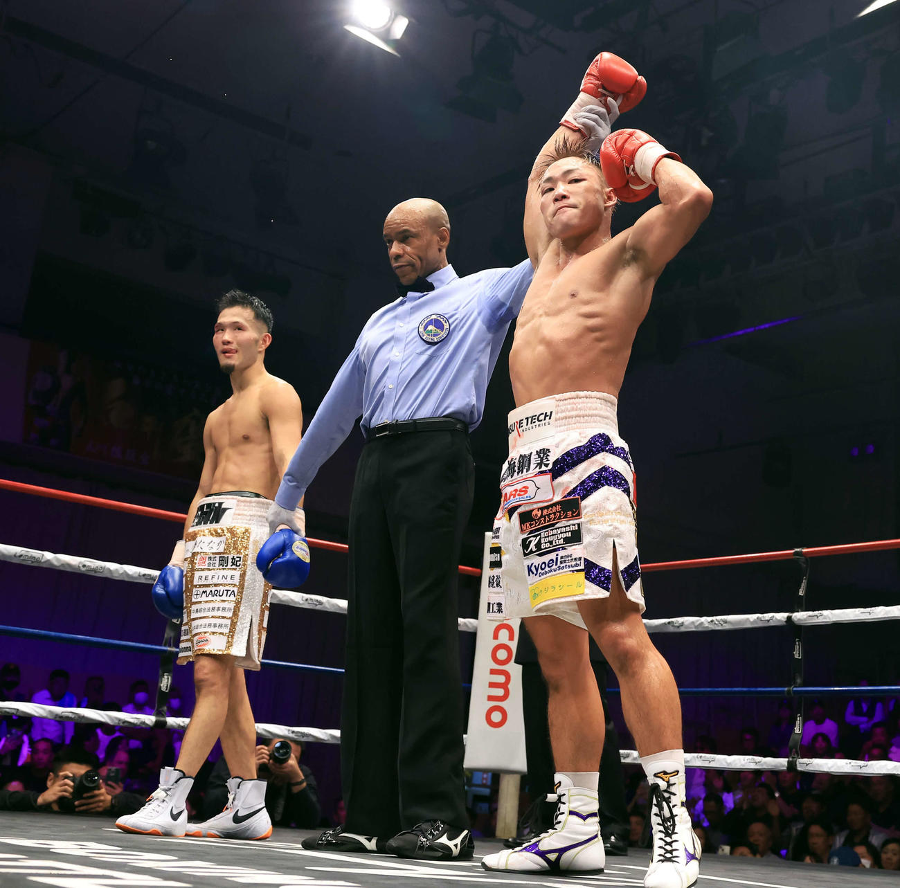 8回、池側（左）に判定勝ちしガッツポーズする石井（撮影・浅見桂子）