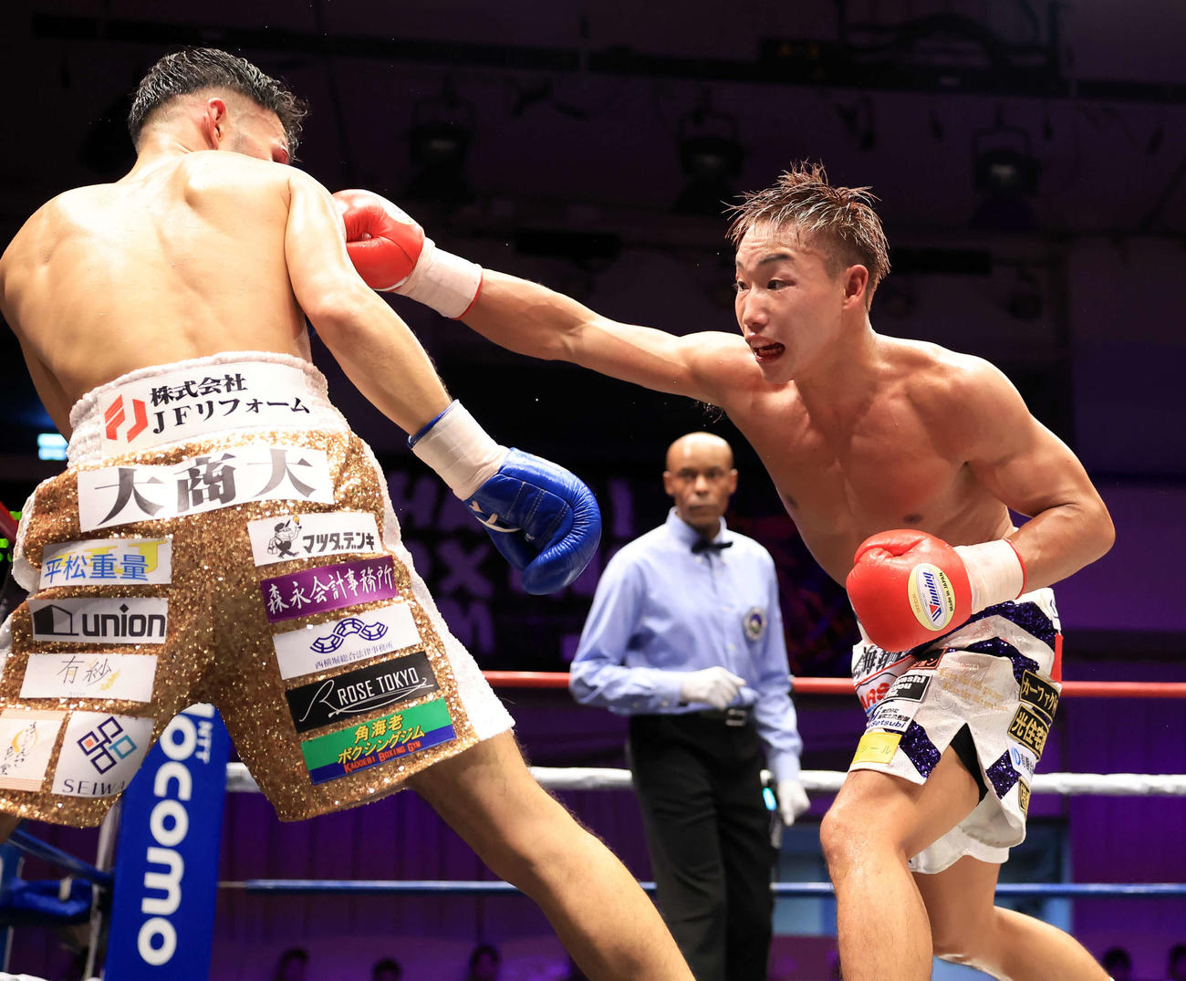 6回、池側（左）にパンチを見舞う石井（撮影・浅見桂子）