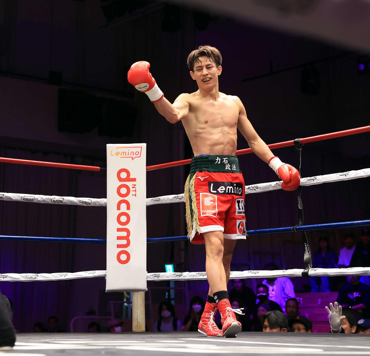 2回、バコナヘにKO勝ちしガッツポーズする力石（撮影・浅見桂子）