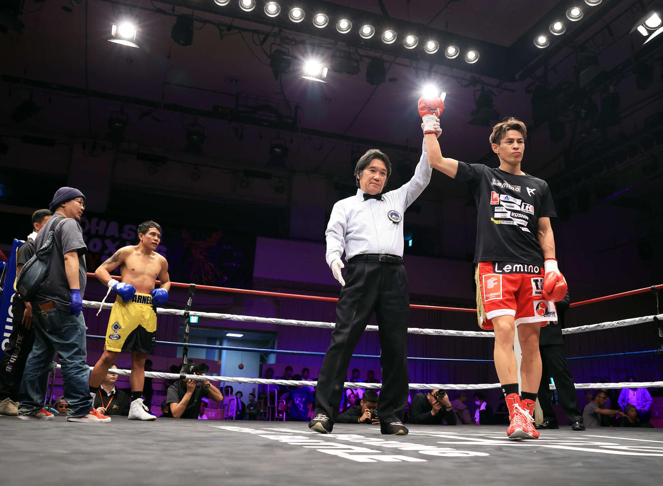 2回、バコナヘ（左奥）にKO勝ちした力石（撮影・浅見桂子）
