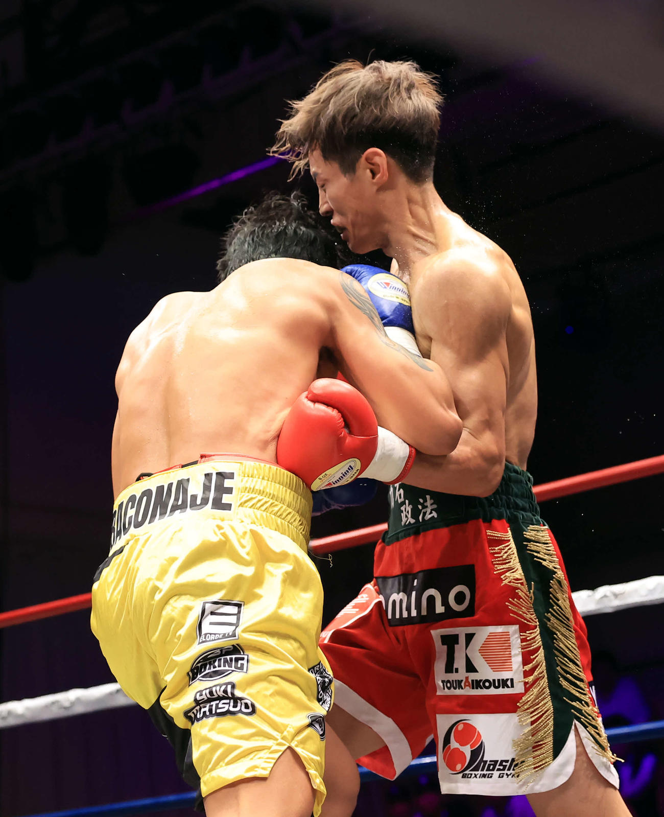 2回、バコナヘ（左）に強烈なボディーを浴びせる力石（撮影・浅見桂子）