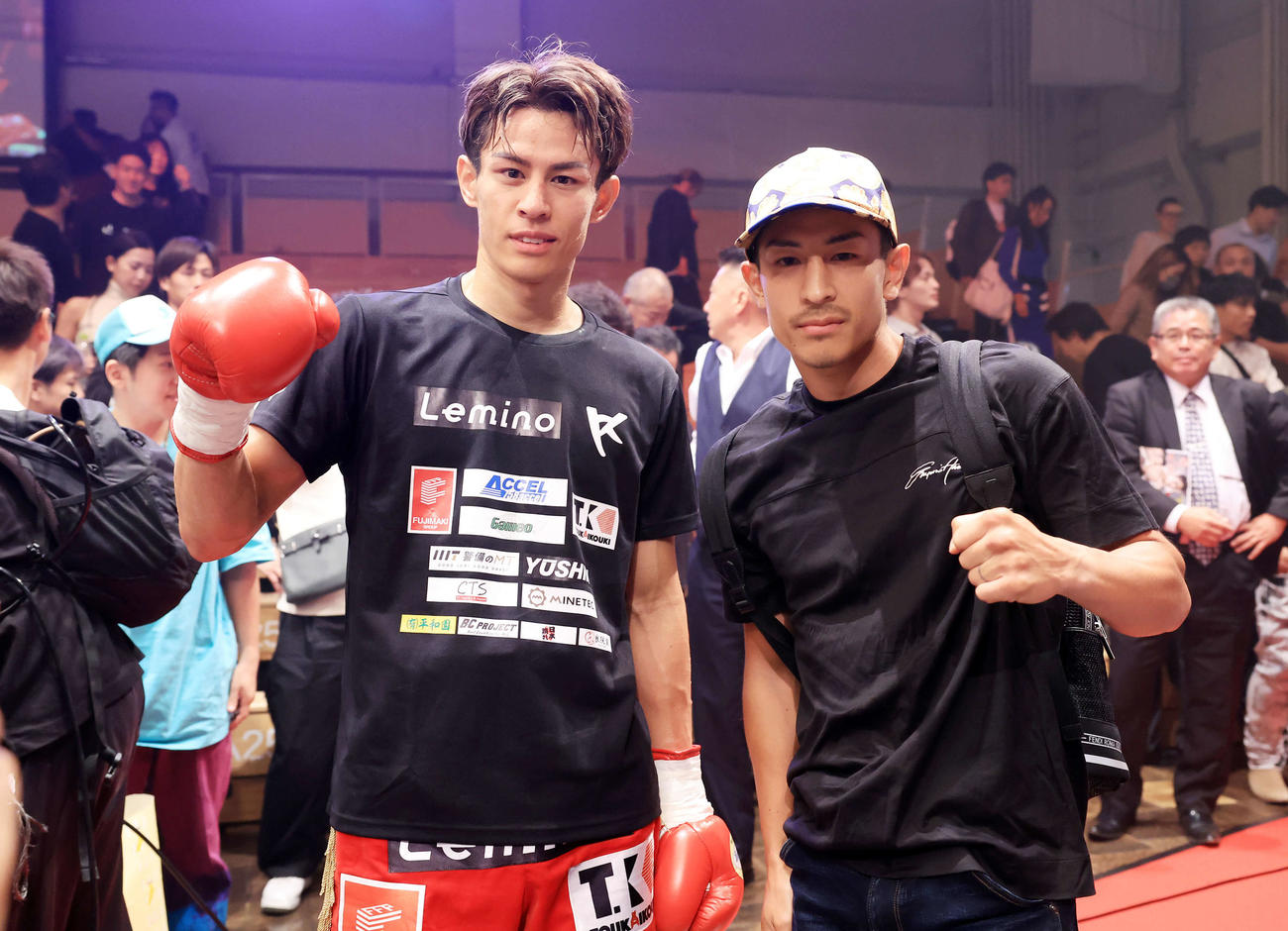 2回KO勝利した力石政法（左）は兄の矢吹正道と記念撮影（撮影・浅見桂子）