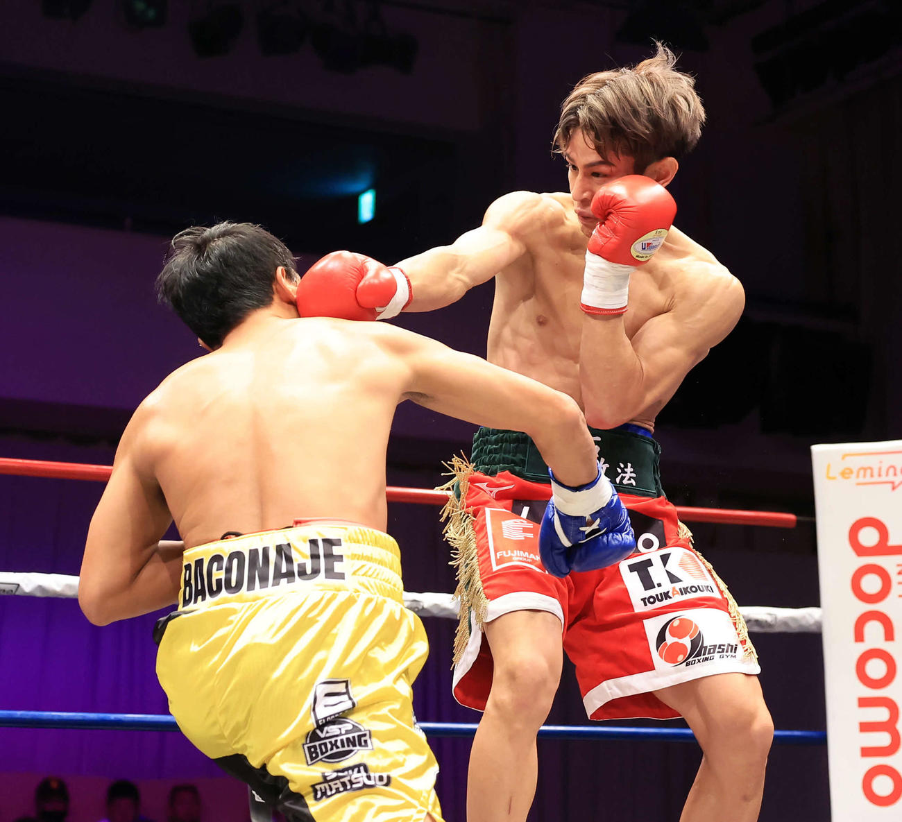 1回、バコナヘ（左）にパンチを浴びせてる力石（撮影・浅見桂子）