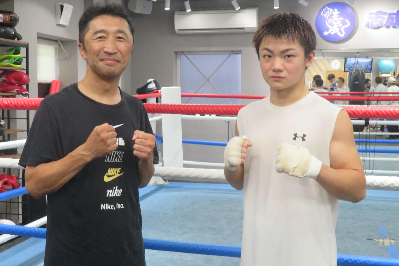 ABEMAの企画で元WBC世界フライ級王者内藤氏（左）とミット打ちやマスボクシングで交流したWBA世界同級15位吉良