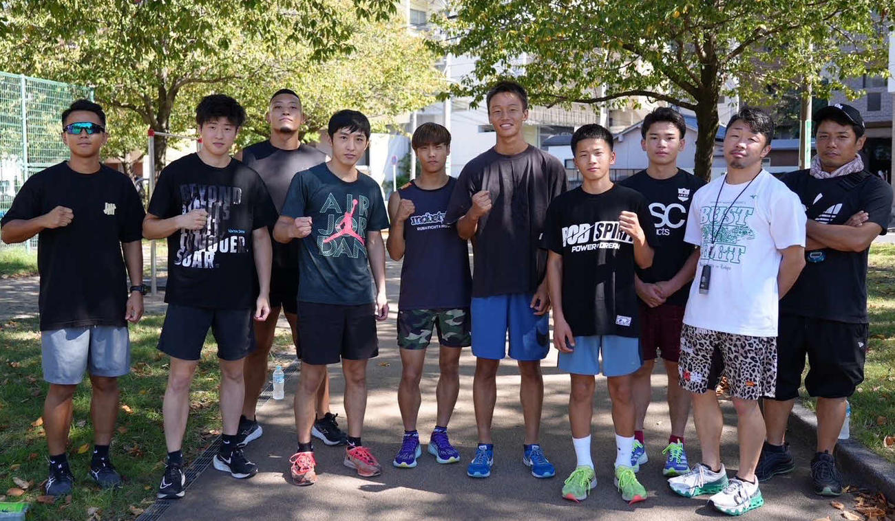 鹿児島合宿に入ったWBO世界バンタム級王者武居由樹（左端）ら大橋ジム勢メンバー（大橋ジム提供）