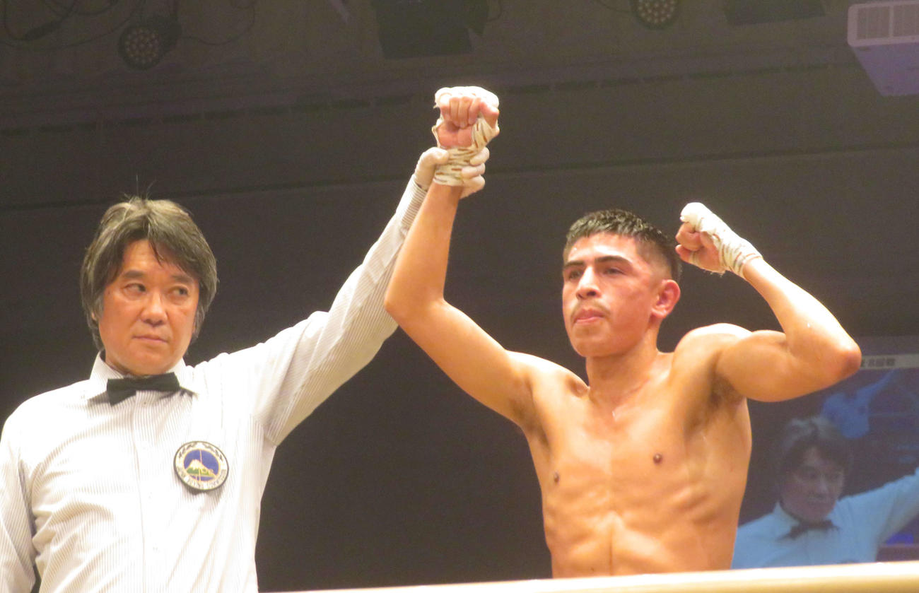 日本初マッチに判定勝利し、勝ち名乗りを受けたエイドリアン・アルバラード（右）