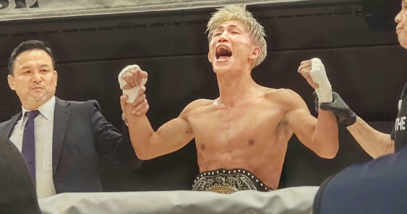 RISE初戴冠を果たし絶叫する安本晴翔（左は伊藤隆代表）