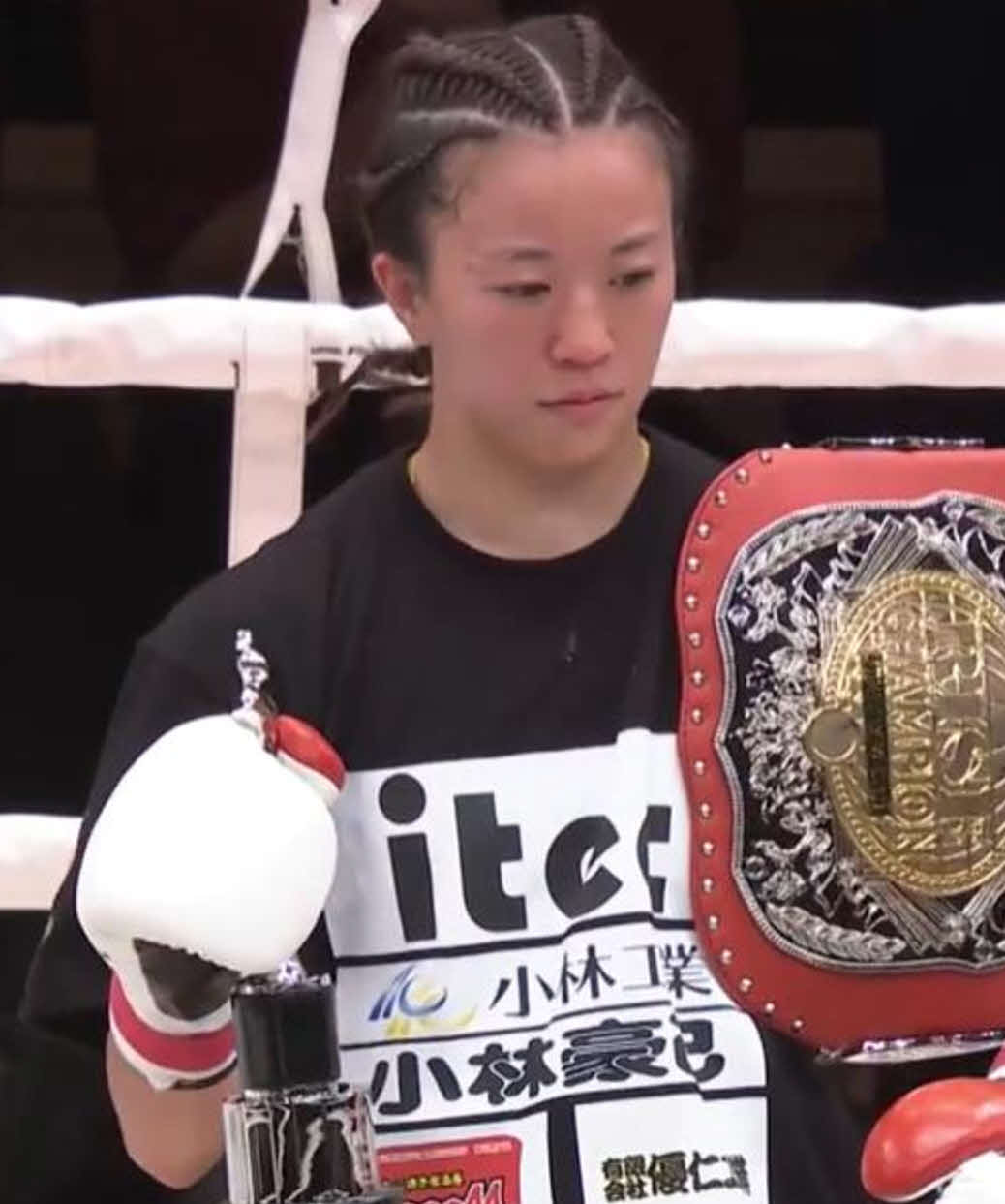 判定勝利後も会心の笑顔はなかった小林愛理奈（C）AbemaTV,Inc.　