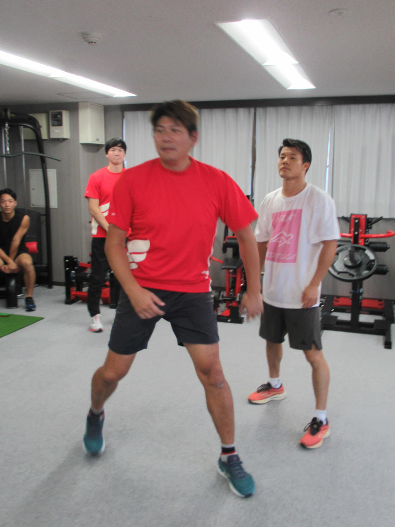 やり投げ世界銅メダリスト村上氏（左）の指導を受ける亀田和毅