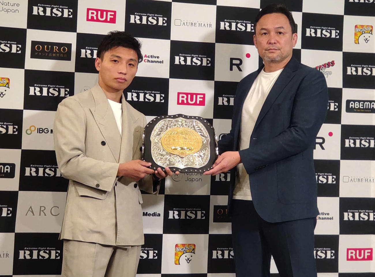 RISE伊藤隆代表にベルトを返上した大崎一貴（左）