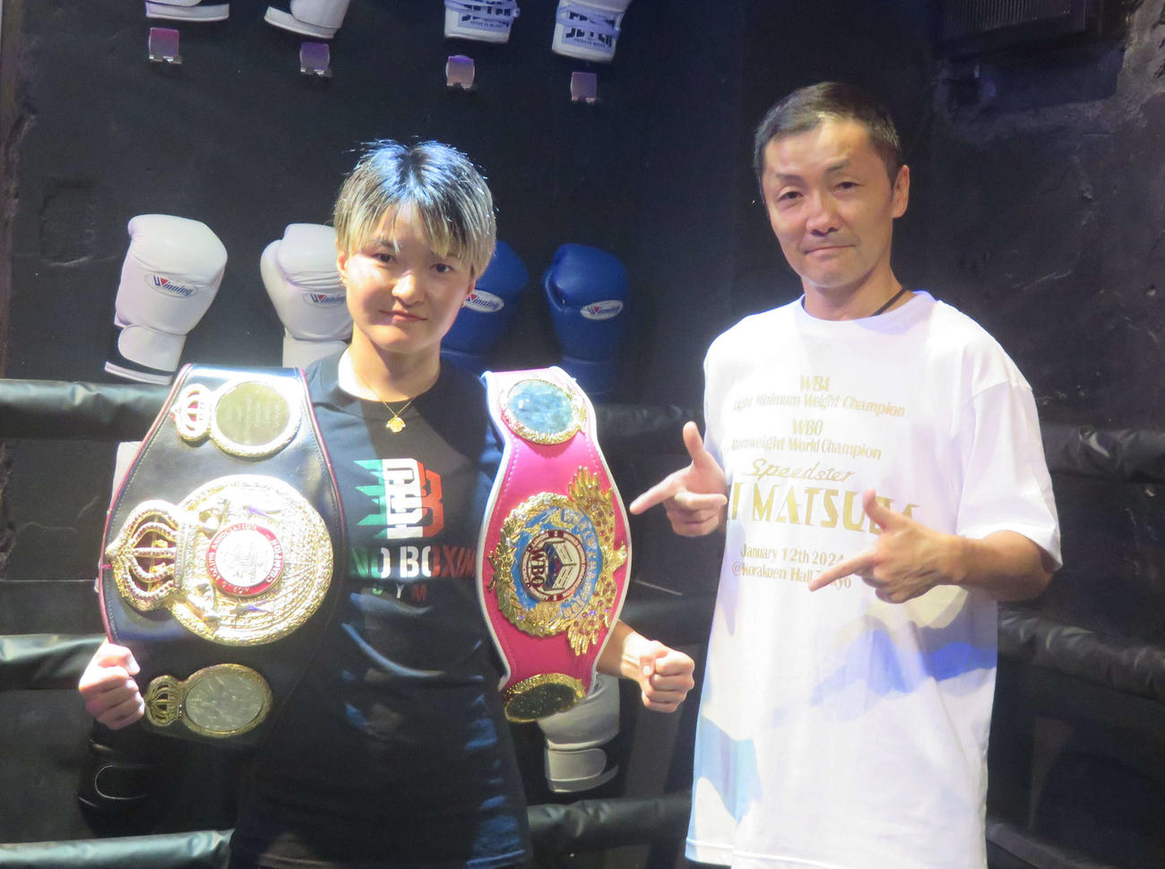 所属ジムの鳥海純会長（右）と3団体統一戦の会見に臨んだWBA、WBO女子世界アトム級王者松田恵里