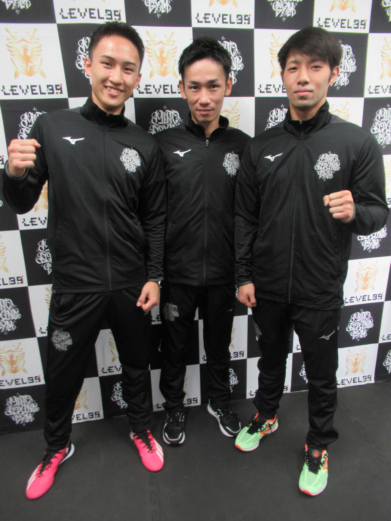 12・22決戦に挑む韓（左）と井上（右）中央は武市トレーナー（撮影・実藤健一）