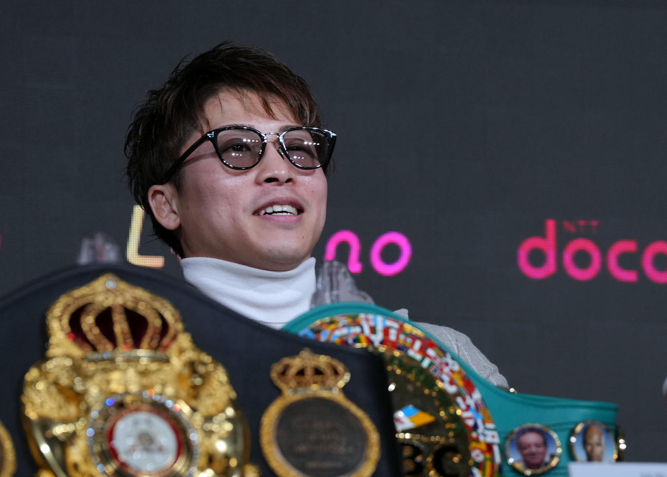 会見で笑顔を見せる井上（撮影・狩俣裕三）