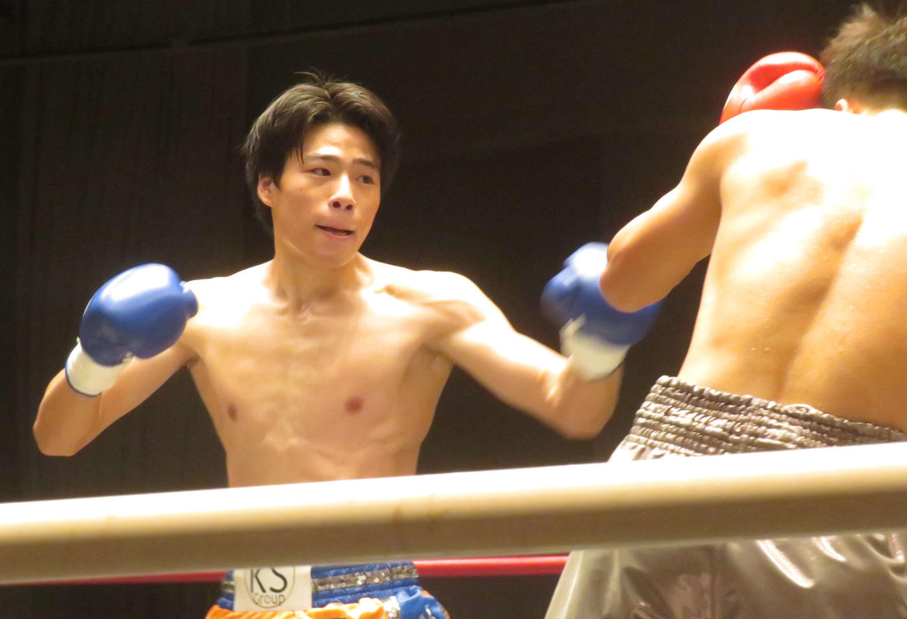 2試合連続のKO勝利を収めた菊池音央（左）
