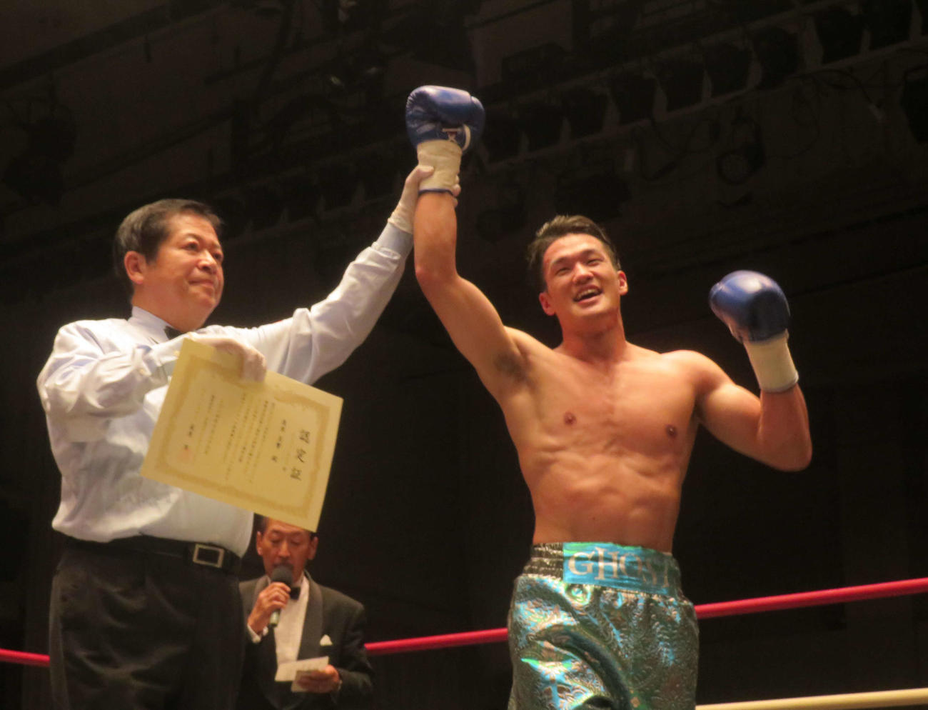 日本スーパーライト級挑戦者決定戦で4回TKO勝ちし、勝ち名乗りを受ける同級2位渡来美響（右）