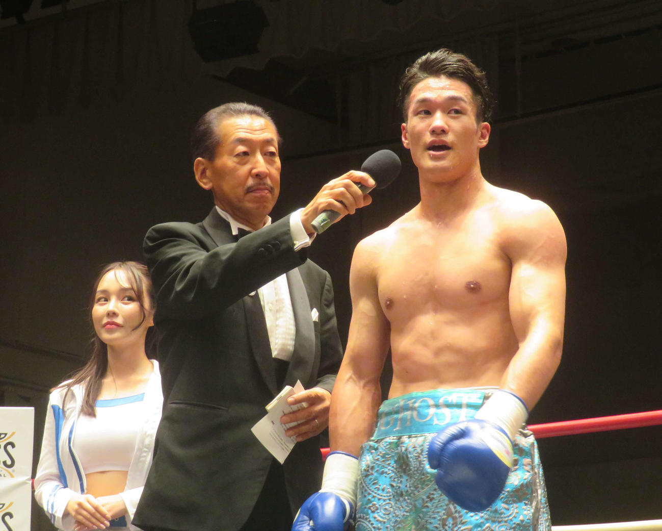 日本スーパーライト級挑戦者決定戦を制し、勝利者インタビューを受ける同級2位渡来美響（右端）