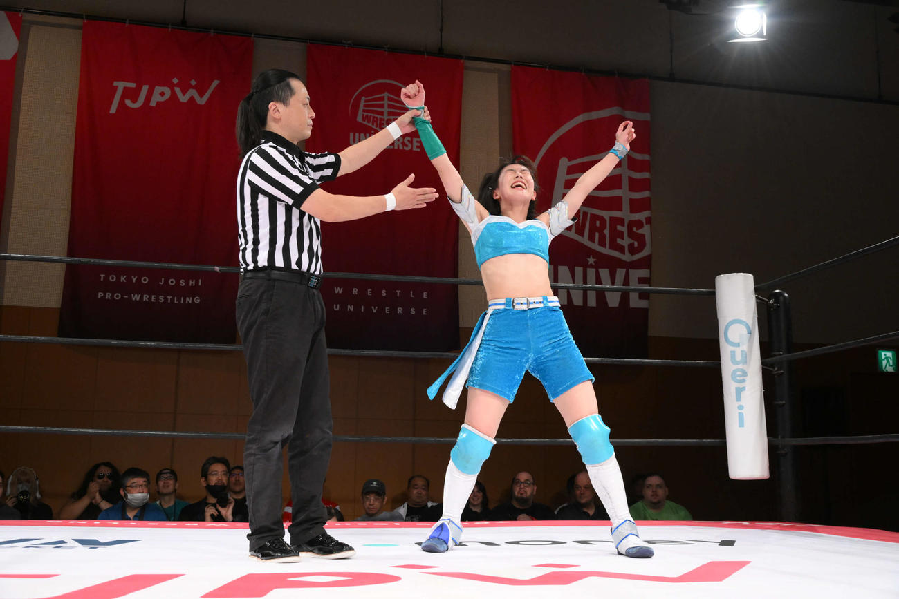 勝ち名乗りを受ける風城（C）TJPW