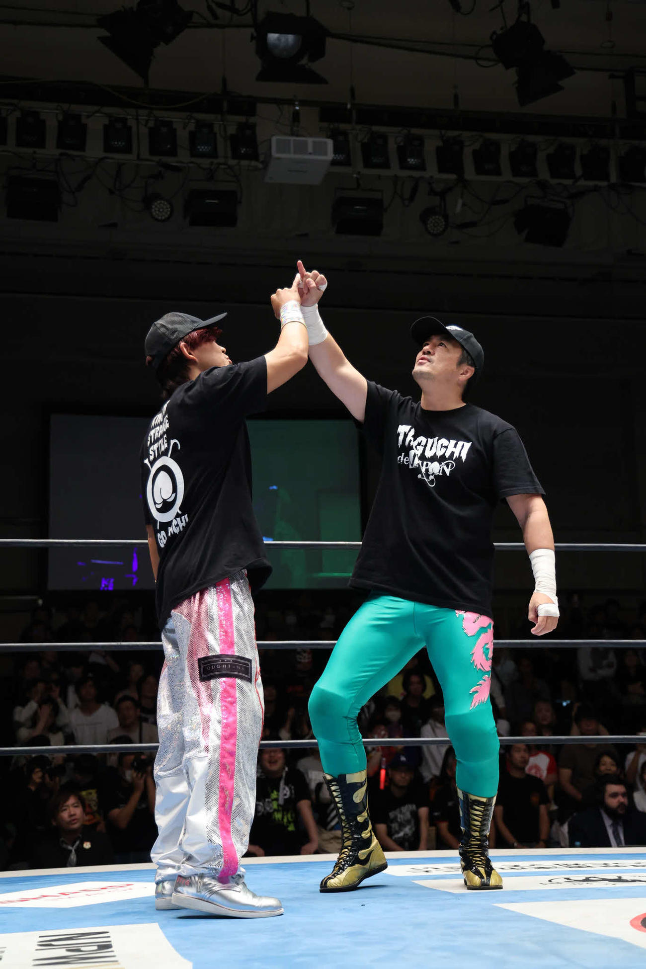 「タグチ・デ・ハポン」Tシャツ＆キャップを着用し、拳を合わせるしぐさもLIJをまねた田口隆祐＆ドラゴン・ダイヤ　（C）新日本プロレス