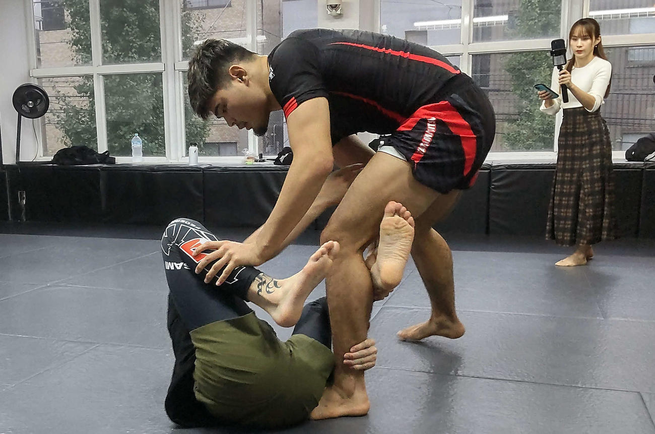 横山武司を相手に上から攻めるイゴール・タナベ