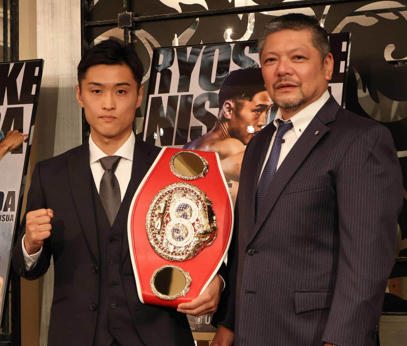 ガッツポーズをする西田凌佑（左）と六島ジムの枝川孝会長（撮影・竹本穂乃加）